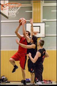 Marius Fußy vom Team Herren 2 am Ball. Foto: Bianca Bürger