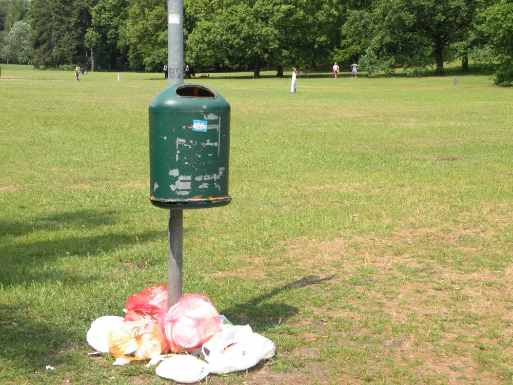 Mülleimer im Volkspark Rehberge