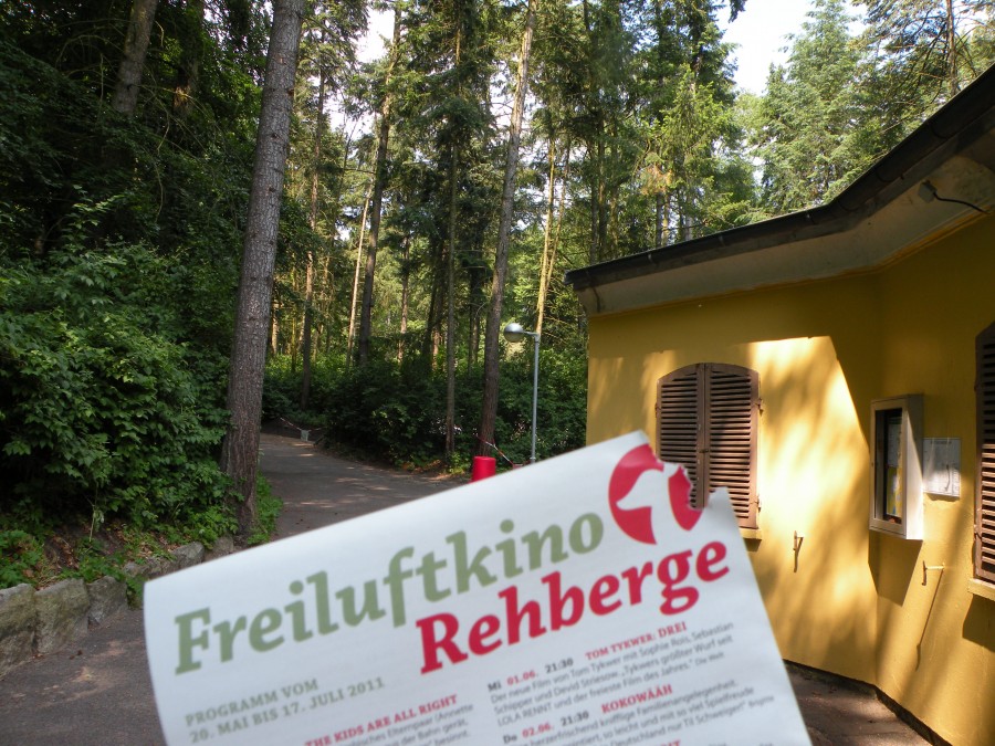 Programmflyer vor dem Eingang des Freiluftkinos Rehberge