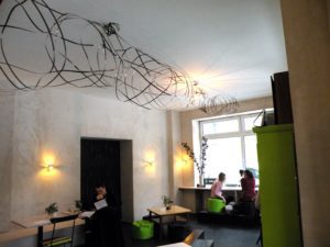 Eine Metallskulptur zieht sich durch das ganze Café