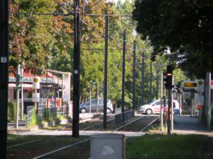 Tramhaltestelle Seestraße Genug Platz für Autos, Trams und Mittelpromenade an der Seestraße