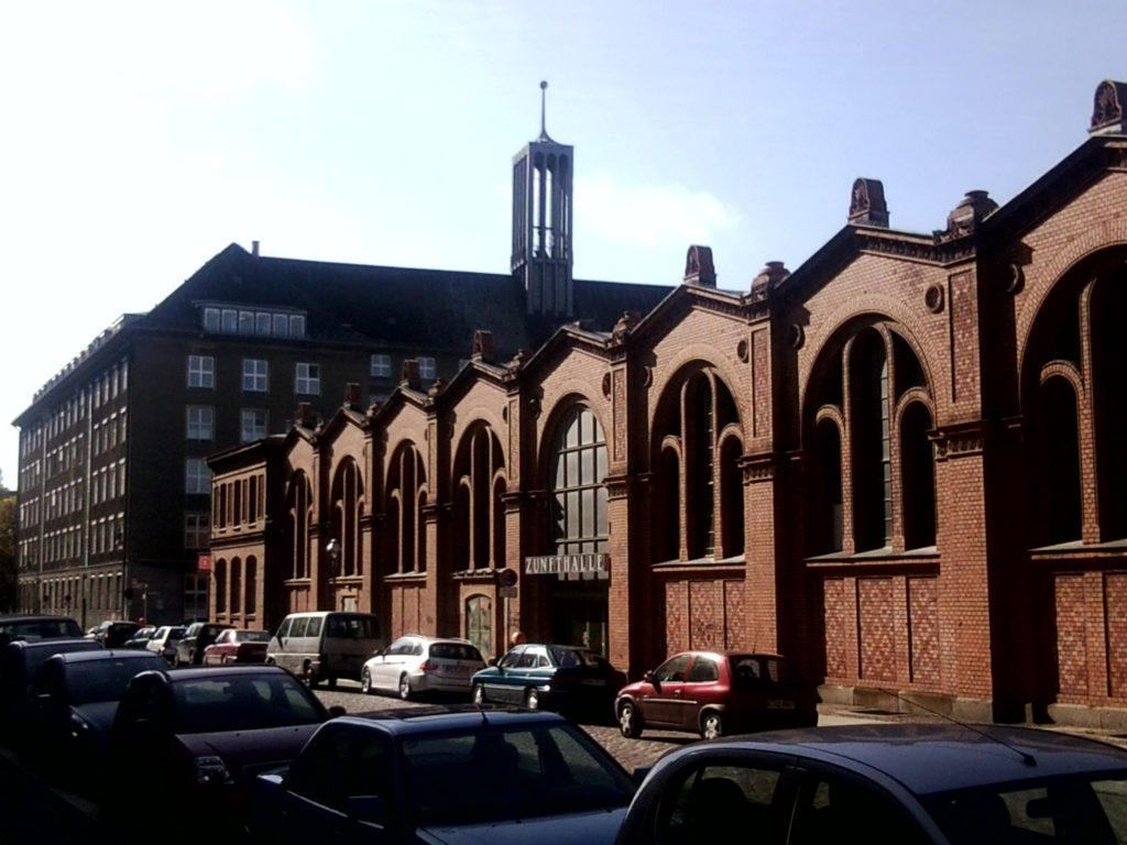 Rathaus Tiergarten, davor die Markthalle