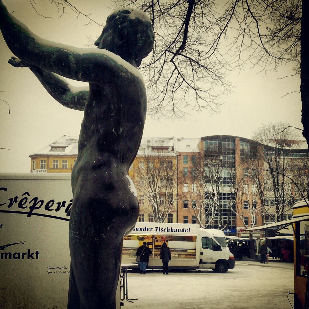 Leopoldplatz im Winter, Statue, Markt