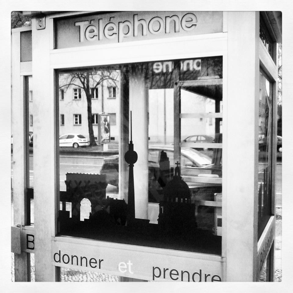 Bücherbox vor dem Centre Francais in einer französischen Telefonzelle