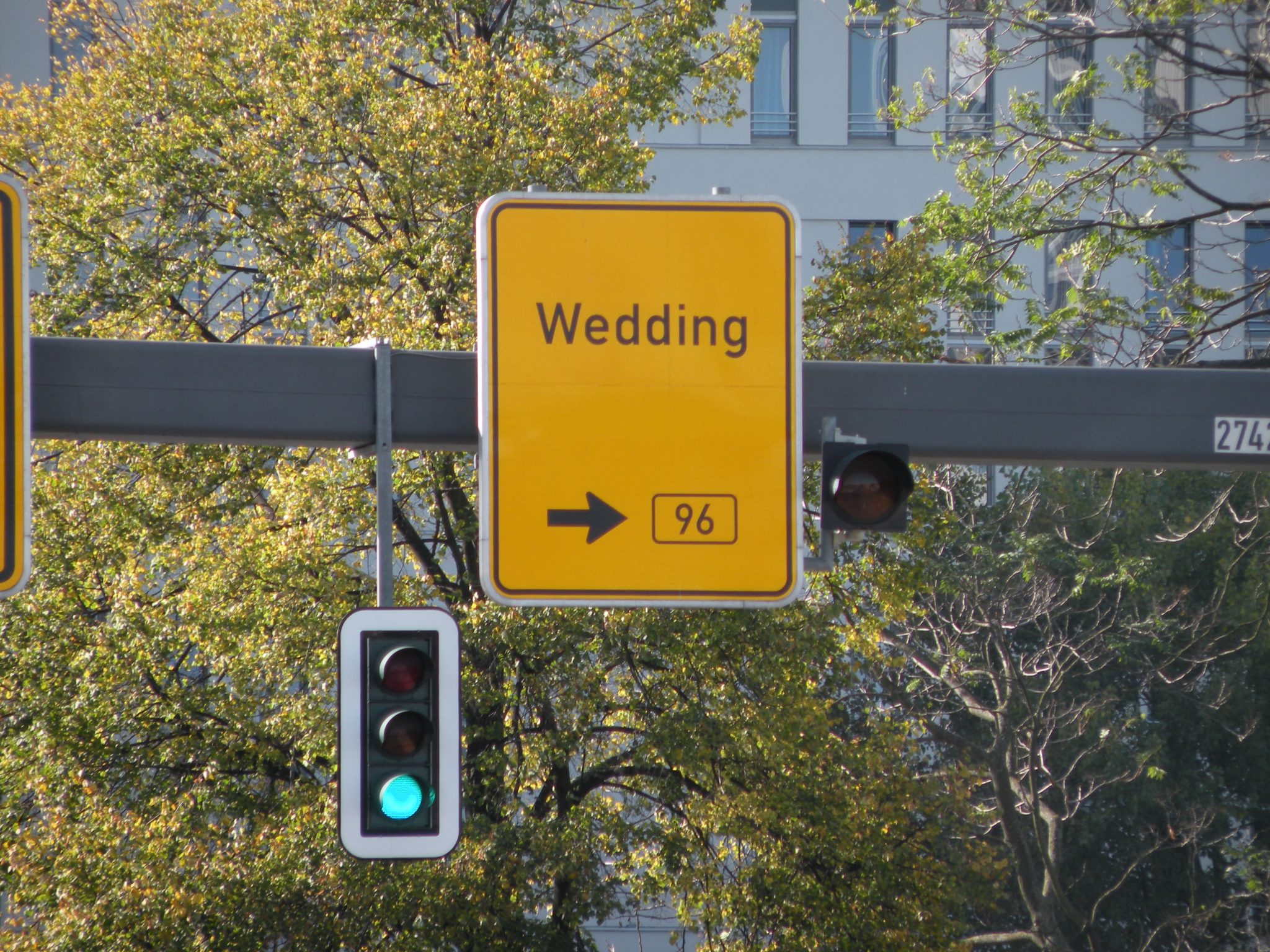 Ein Straßenschild der B96 im Wedding
