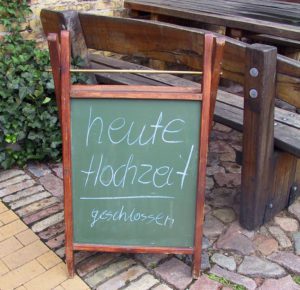 Tafel mit Hochzeit - geschlossen