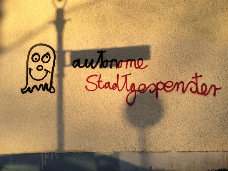 Graffiti mit dem Schriftzug "Autonome Stadtgespenster"