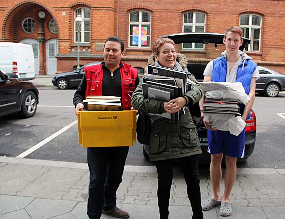 Bücher für die Notunterkunft Gotenburger Straße. Foto: Hensel