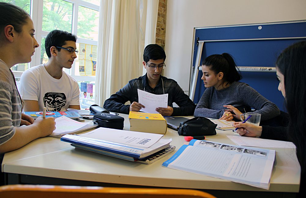 Englisch Nachhilfe mit Fatos bei der WIB-Jugend: Dina, Emre, Yassir, Fatos, Mizgin (von links nach rechts). Emre und Mizgin bieten ebenfalls Kurse an.