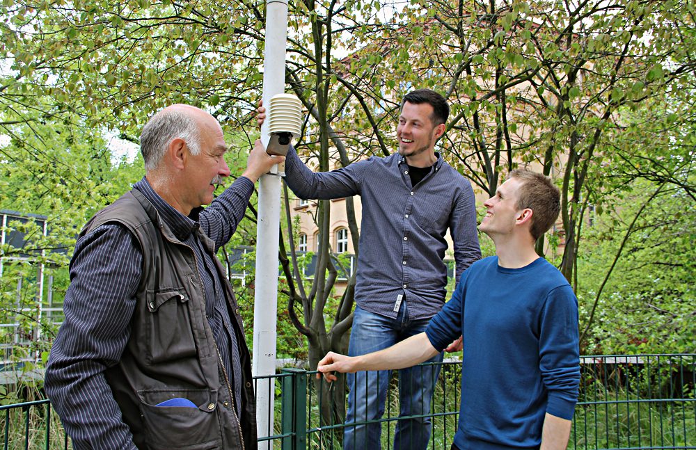 Jan Epperlein (mitte) schaut sich die Wetterstation in der Kita Ramlerstraße an. Daniel Fenner (rechts) erklärt sie ihm.