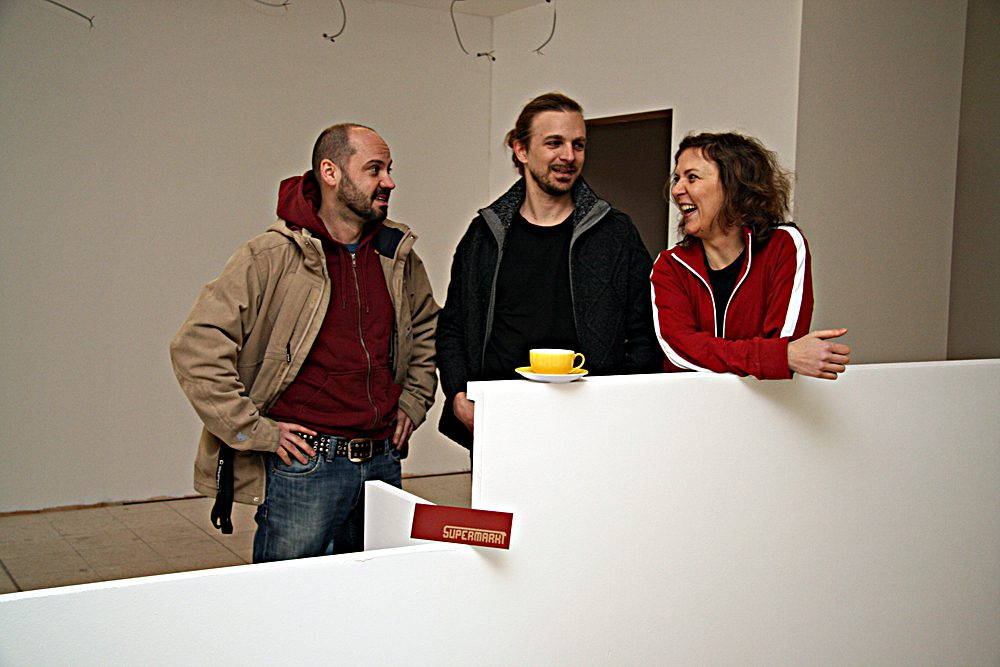 Zsolt Szentirmai, David Farine und Ela Kagel beim Einzug in die Brunnenstraße 64 vor vier Jahren.