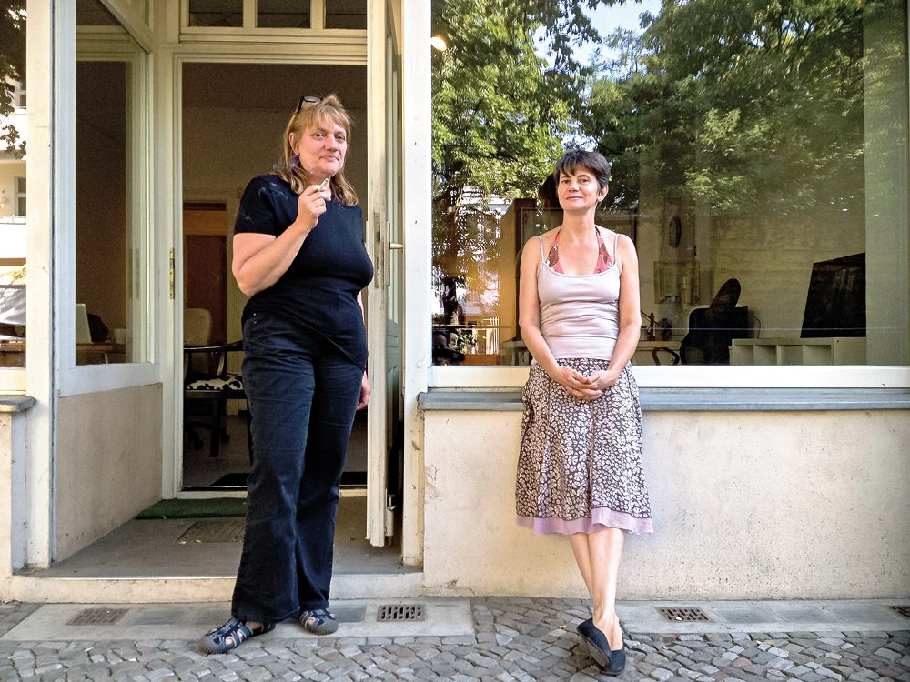 Kata Unger (links) und Susanne Schulze Jungheim vor den Büroräumen des Kolonie Wedding e.V. in der Soldiner Straße.