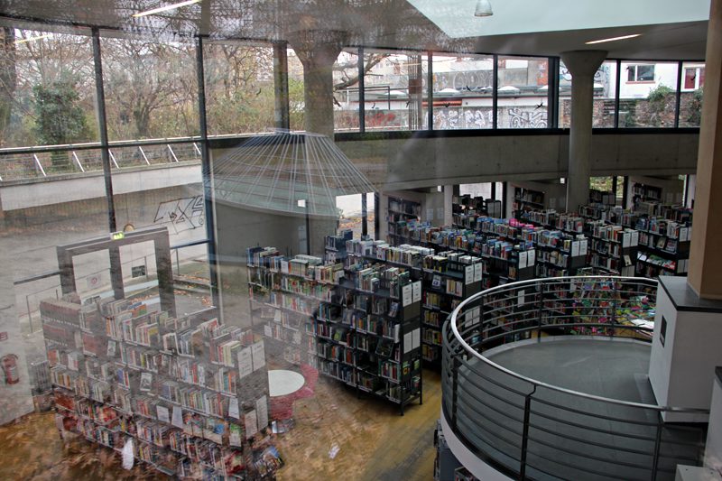 Bücherreihen in der Bibliothek am Luisenbad. Foto: Hensel