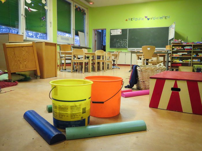 Eimer fangen im Klassenraum das Wasser von der Decke auf