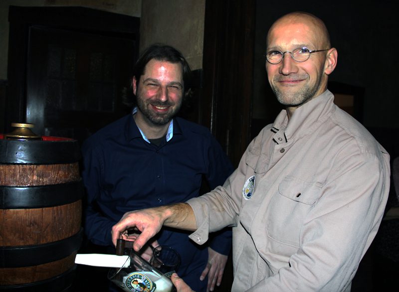 Inhaber Jens Plechinger (links) mit Martin Eschbrenner von der Weddinger Brauerei Eschenbräu. Foto: Hensel