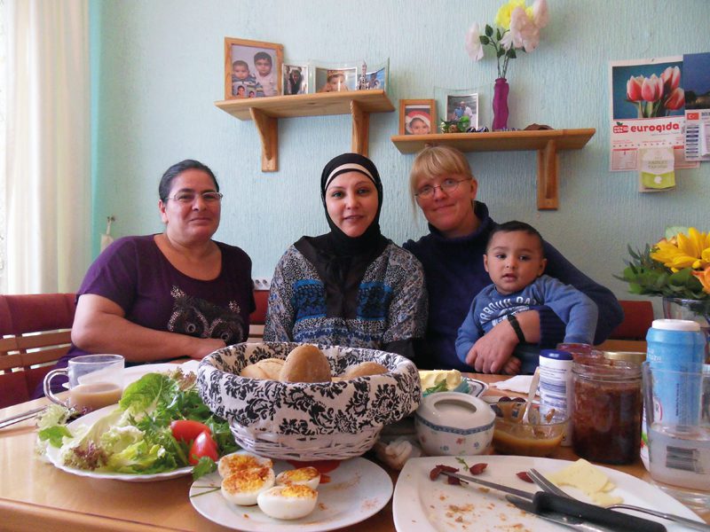 Eine fröhliche Frühstücksrunde: Birsen Hamut, Mariam Fandi, Emilia Witwer-van de Loo (mit Mariams Sohn). Foto: Stephanie Esser
