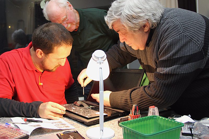 Schaffen es die drei Tüftler, den Laptop zu reparieren?