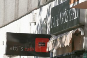 Atti's Café in der Drontheimer Straße gleich hinter der Bushaltestelle. Foto Andrei Schnell.