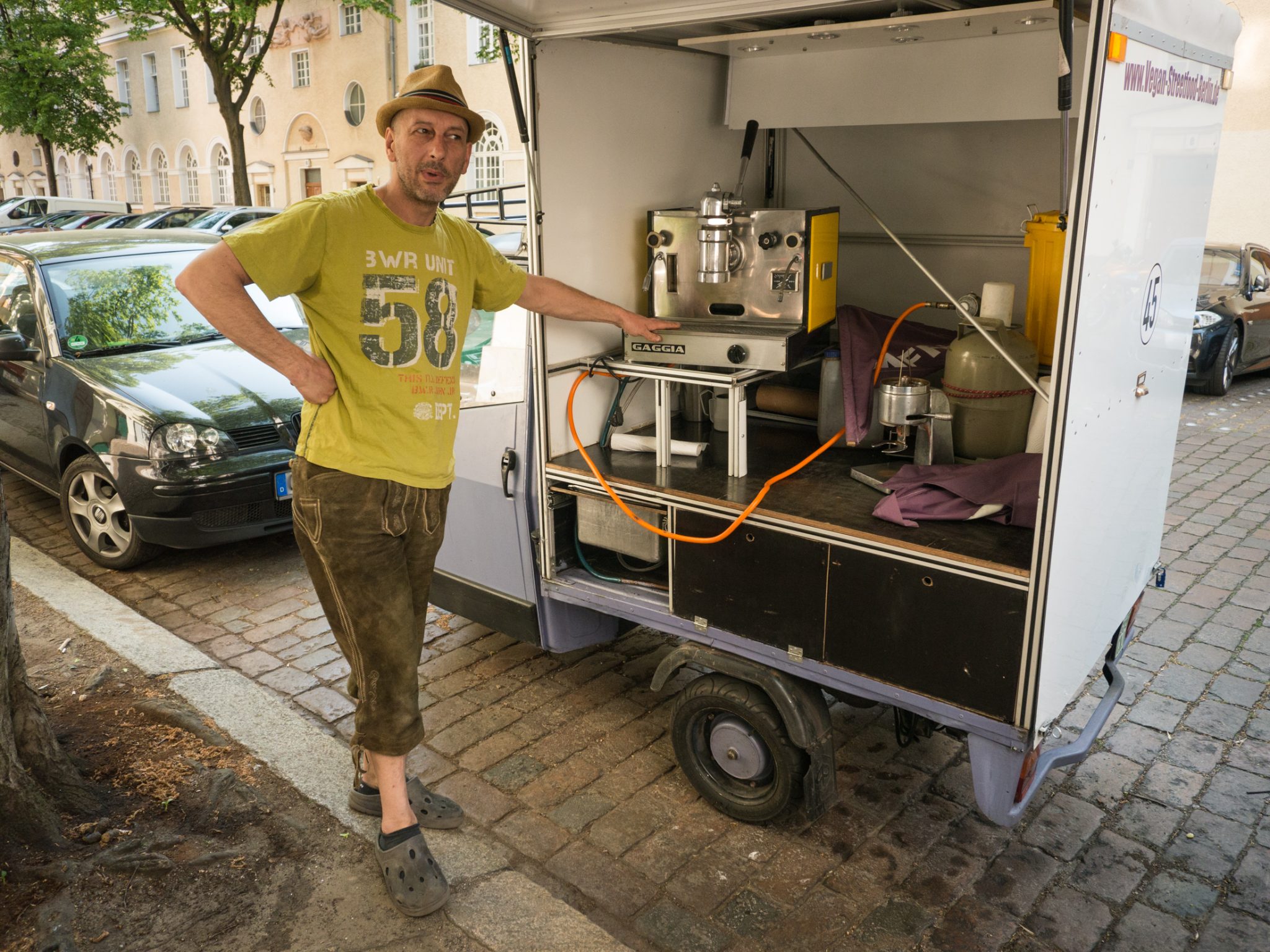 Mit diesem kleinen Fahrzeug verkauft er Espresso auf Märkten in Berlin. Die Gaggia Espresso- Handhebelmaschine hat eine orginal Brühgruppe von 1958.