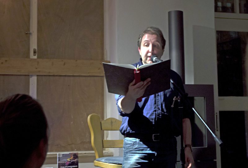 Holger Haak bei einer Lesung im "Kamine und Wein". Foto: Alexandra Resch