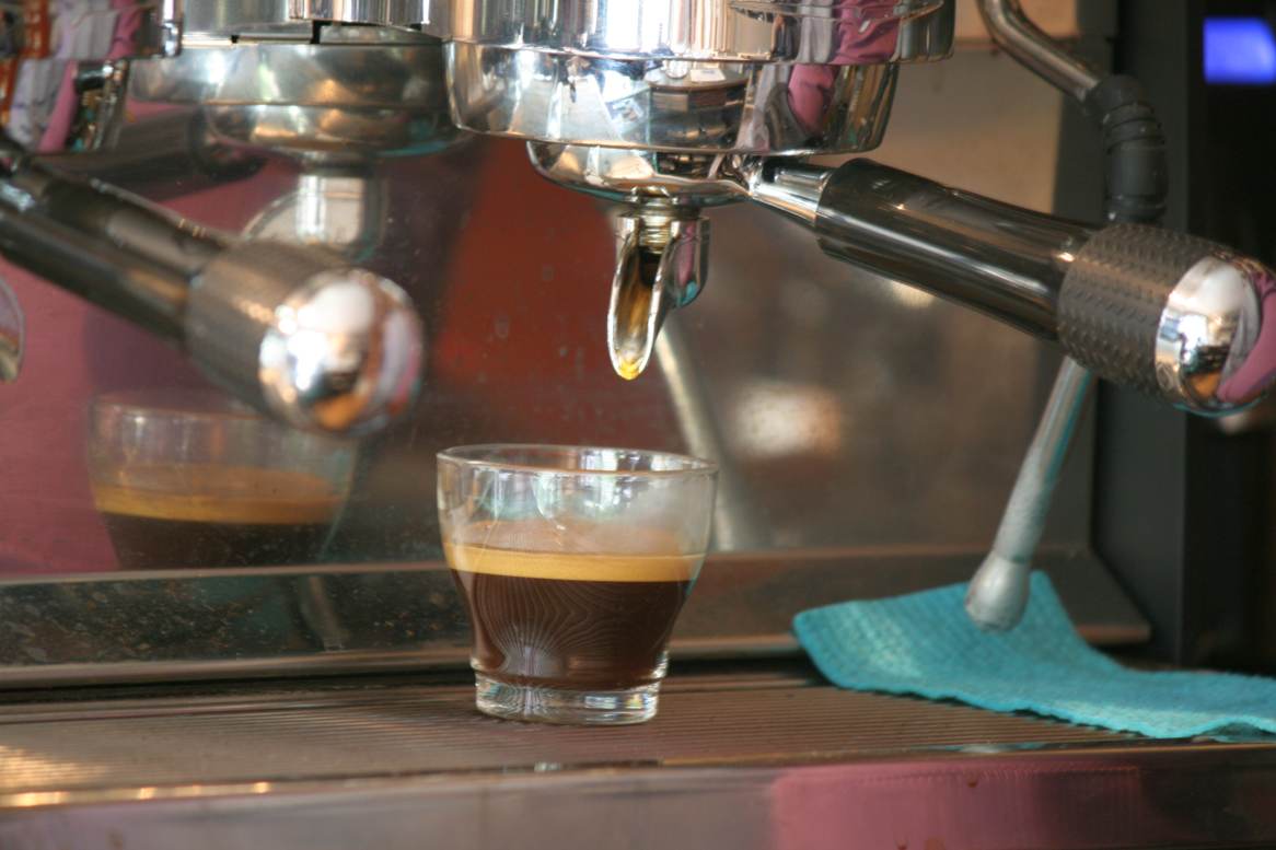 Frischer Espresso aus der neuen Kaffeemaschine.Il Milanese del Tacco Foto Andrei Schnell.