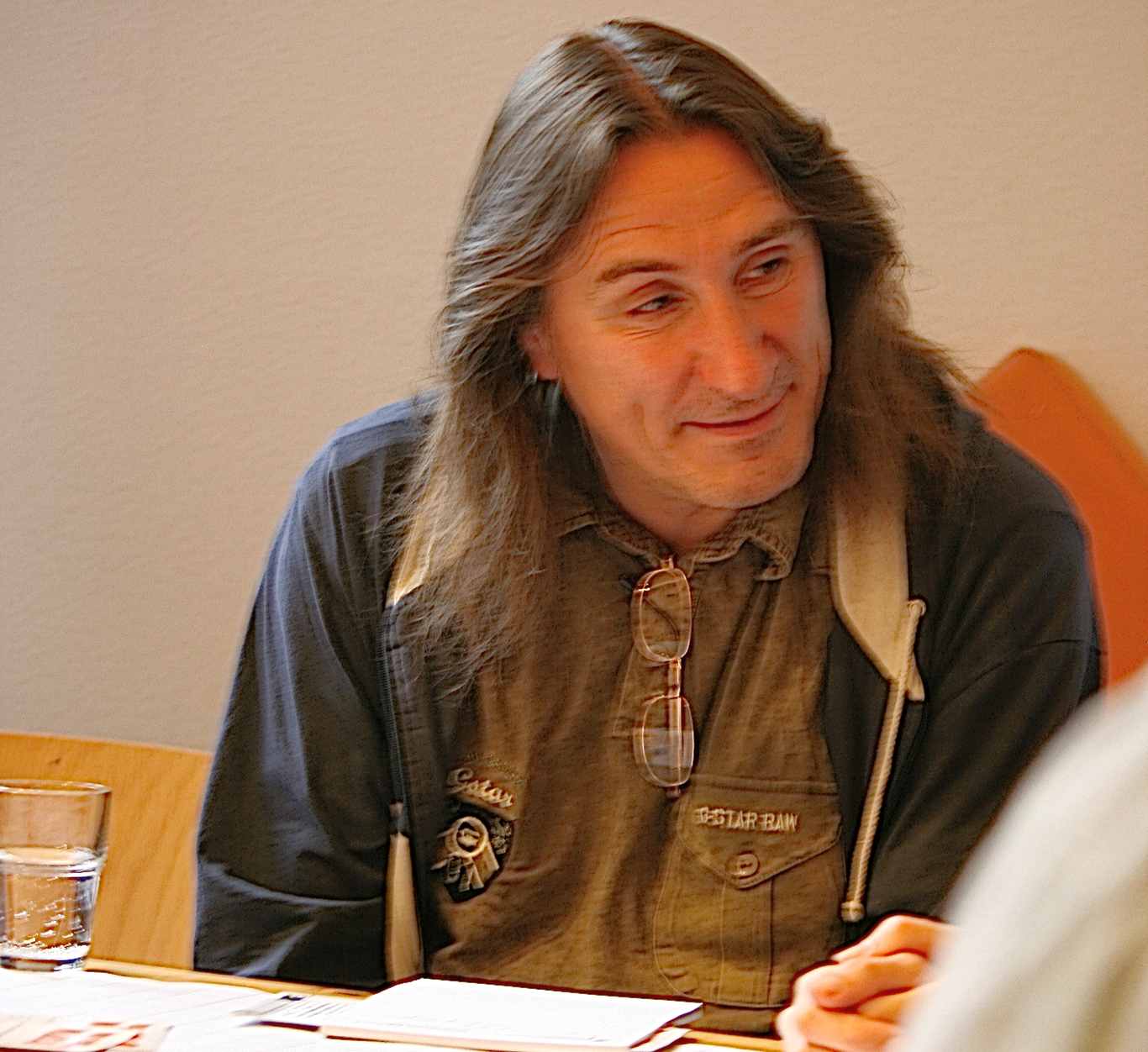 Frank Bertermann am runden Tisch. Foto Andrei Schnell.
