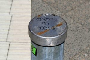 Grafiti ist Krieg. Mit Edding geschrieben. Foto Andrei Schnell.