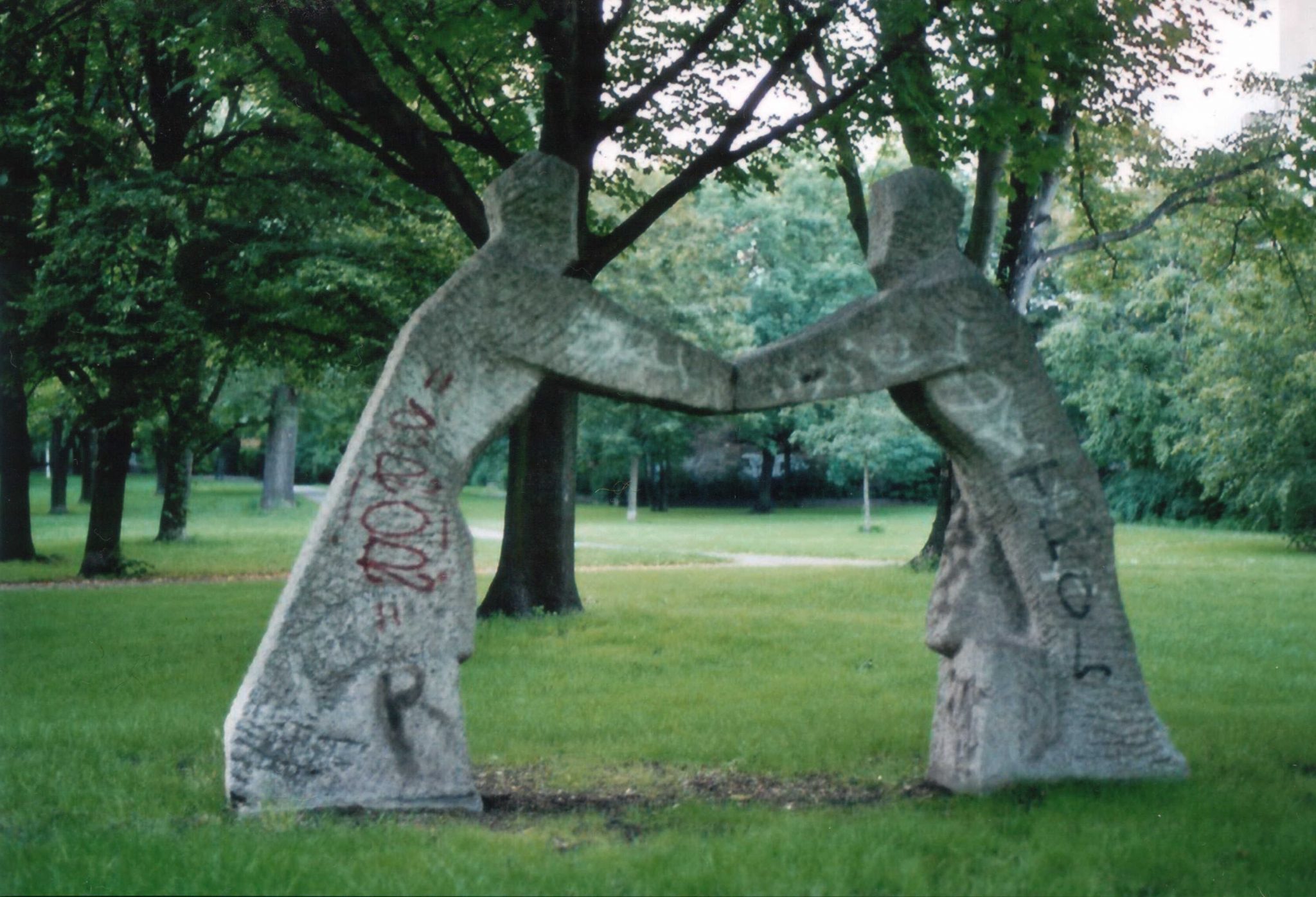 Skulptur zu Wiedervereinigung in der Chausseestraße. Foto Andrei Schnell.