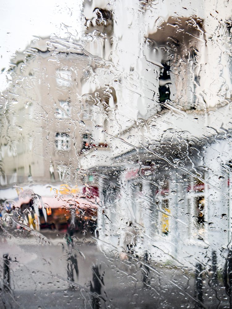 Regen, Fensterscheibe, Foto: Sulamith Sallmann