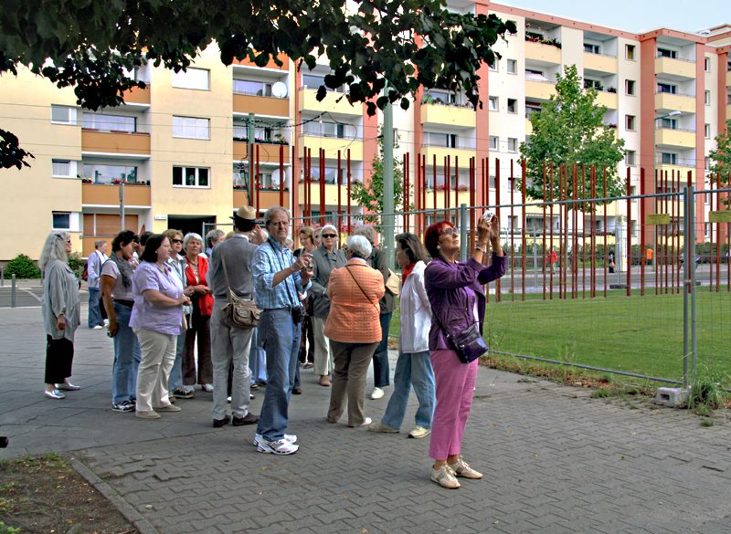Touristen an der Gedenkstätte Berliner Mauer in der Bernauer Straße. Foto: Hensel