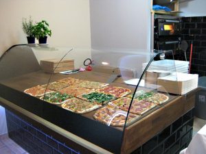 Ansichtssache: Die Pizzen im La Sera sind auch zum Mitnehmen. Foto: Hensel
