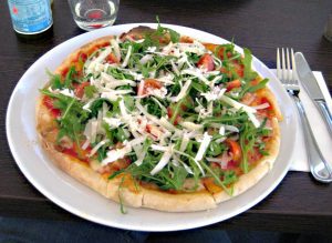 Pizza mit Tomaten und Ruccola. Foto Hensel
