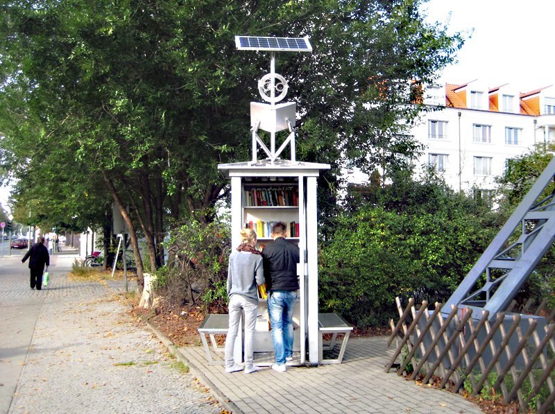 Die Bücherbox in der Müllerstraße mit Solardach. Foto: Hensel
