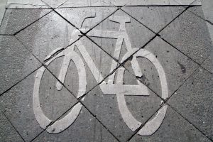 Radsymbol auf den Beton gemalt. Foto: Hensel
