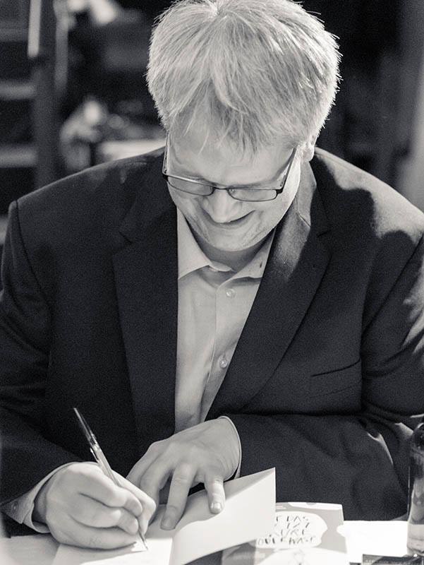 Heiko Wernig signiert sein neues Buch. Foto: Sallmann