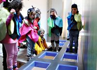 Lauter Vielfalter: Kinder der Kita Vielfalter in der Exerzierstraße testen die Ausstellung "1, 2, 3 Kultummel" im Labyrinth Kindermuseum. Foto: Hensel