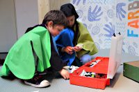 Lauter Vielfalter: Kinder der Kita Vielfalter in der Exerzierstraße testen die Ausstellung "1, 2, 3 Kultummel" im Labyrinth Kindermuseum. Foto: Hensel