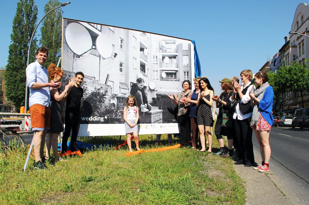 Eröffnung der Ausstellung "mein wedding 4" auf der Müllerstraße. Im Mittelpunkt steht Sharleen von der Leo-Leonni-Grundschule. Sie ist auf dem Plakat zu sehen. Foto: Hensel