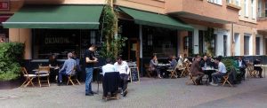Außenansicht eines Cafés