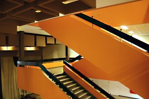 Ein oranges Treppenhaus verbindet die drei Etagen. Foto: Christian Kloss, urbanophil