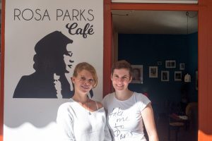 zwei junge Frauen vor dem Café