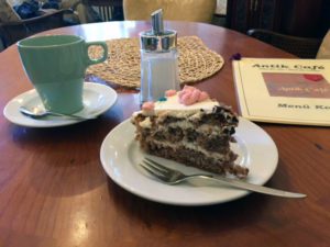 Ein Stück Kuchen im Antik Café in der Nazarethkirchstraße. Foto: Andreas Oertel