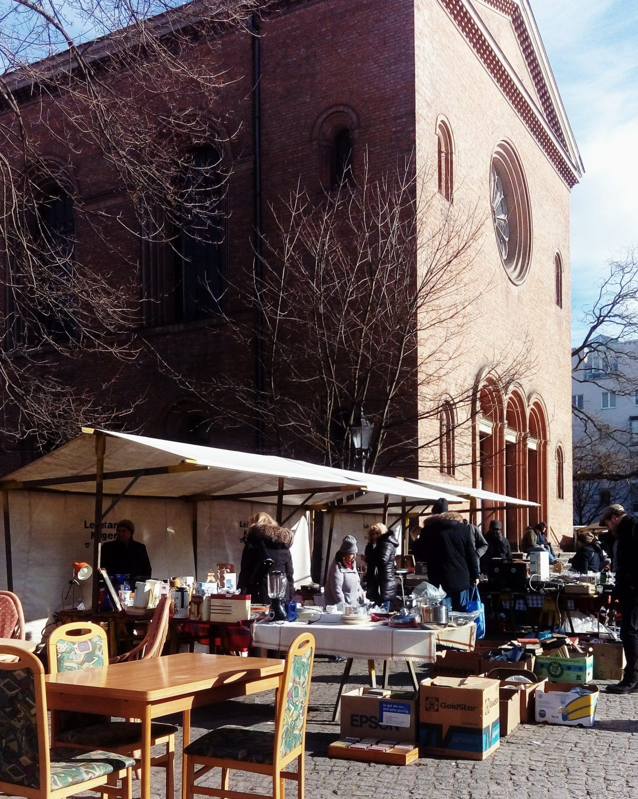 Marktstände vor der Kirche