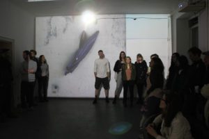 Ausstellungsbesucher betrachten die audioviduelle Installation "Mona Lisa - Plays in Space" im Uhrwerk in der Soldiner Straße. Foto: Hensel