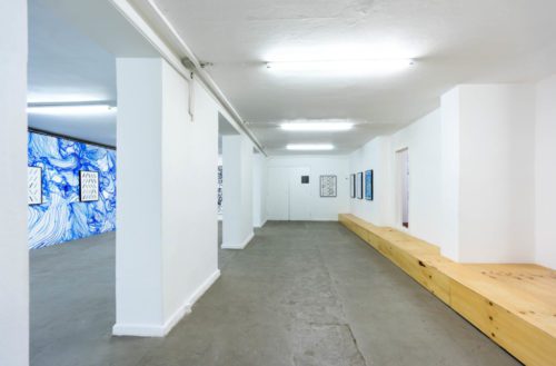 Ausstellungsbereich unter der Aussegnungshalle (c) Galerie Ebensperger