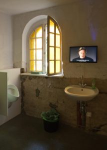 Installation in der Herrentoilette. © Ludger Paffrath, Courtesy Ebensperger Berlin/Salzburg