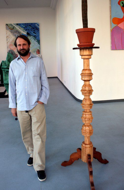 Marco Bruzzone vor seinem Werk in der Ausstellung I AM LARGE (c) Foto von Susanne Haun