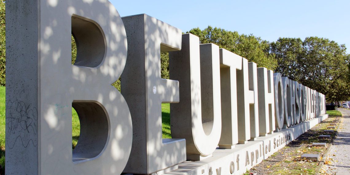 Beuth: Der Name steht in großen Lettern vor der Hochschule in der Luxemburger Straße. Foto: Hensel