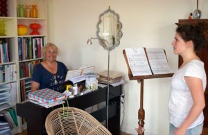 Margo Weiskam begleitet ihre Gesangsschülerin Carolin Huter am Klavier. Foto: Annika Keilen
