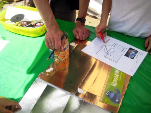 Langer Tag der Stadtnatur 2018 im SUZ Mitte: Workshop "Wir bauen einen Solarkocher". Foto: Hensel